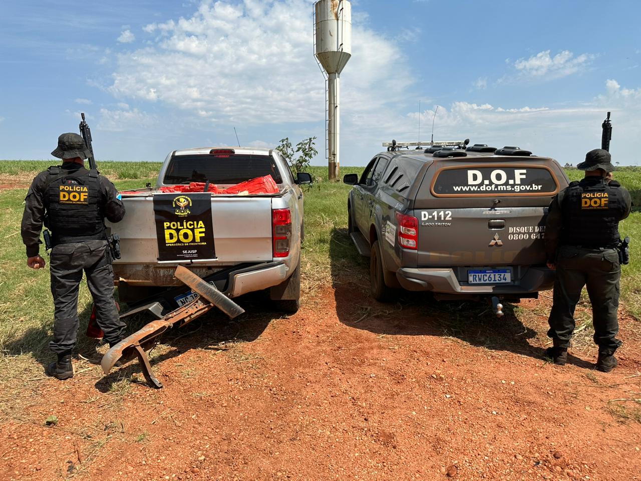 Imagem dos policiais militares do DOF com a caminhonete recuperada e carregada com a droga.