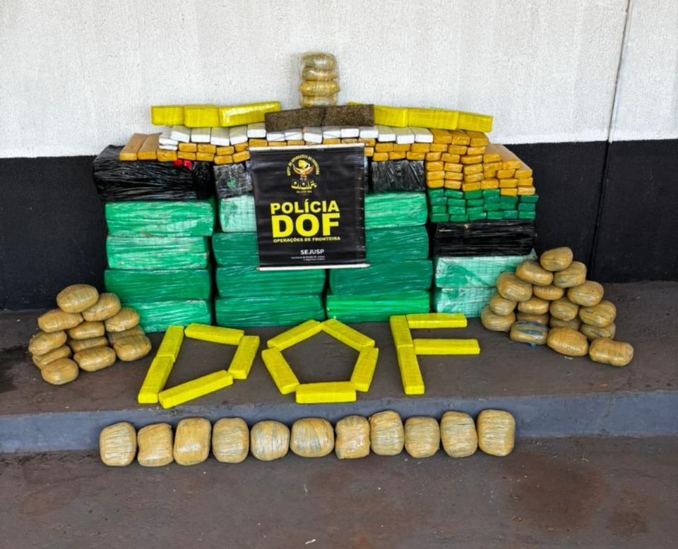 DOF apreende mais de meia tonelada de drogas em carro roubado no Paraná DOF apreende mais de meia tonelada de drogas em carro roubado no Paraná