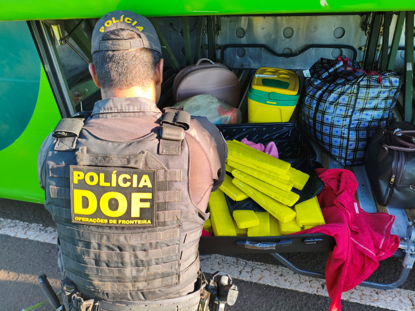 DOF prende mulher com droga que seguia para o Rio Grande do Sul DOF prende mulher com droga que seguia para o Rio Grande do Sul