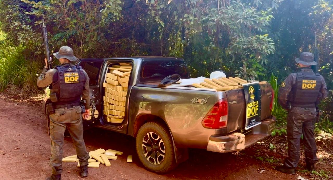 DOF apreende mais de duas toneladas de maconha em caminhonete furtada DOF apreende mais de duas toneladas de maconha em caminhonete furtada