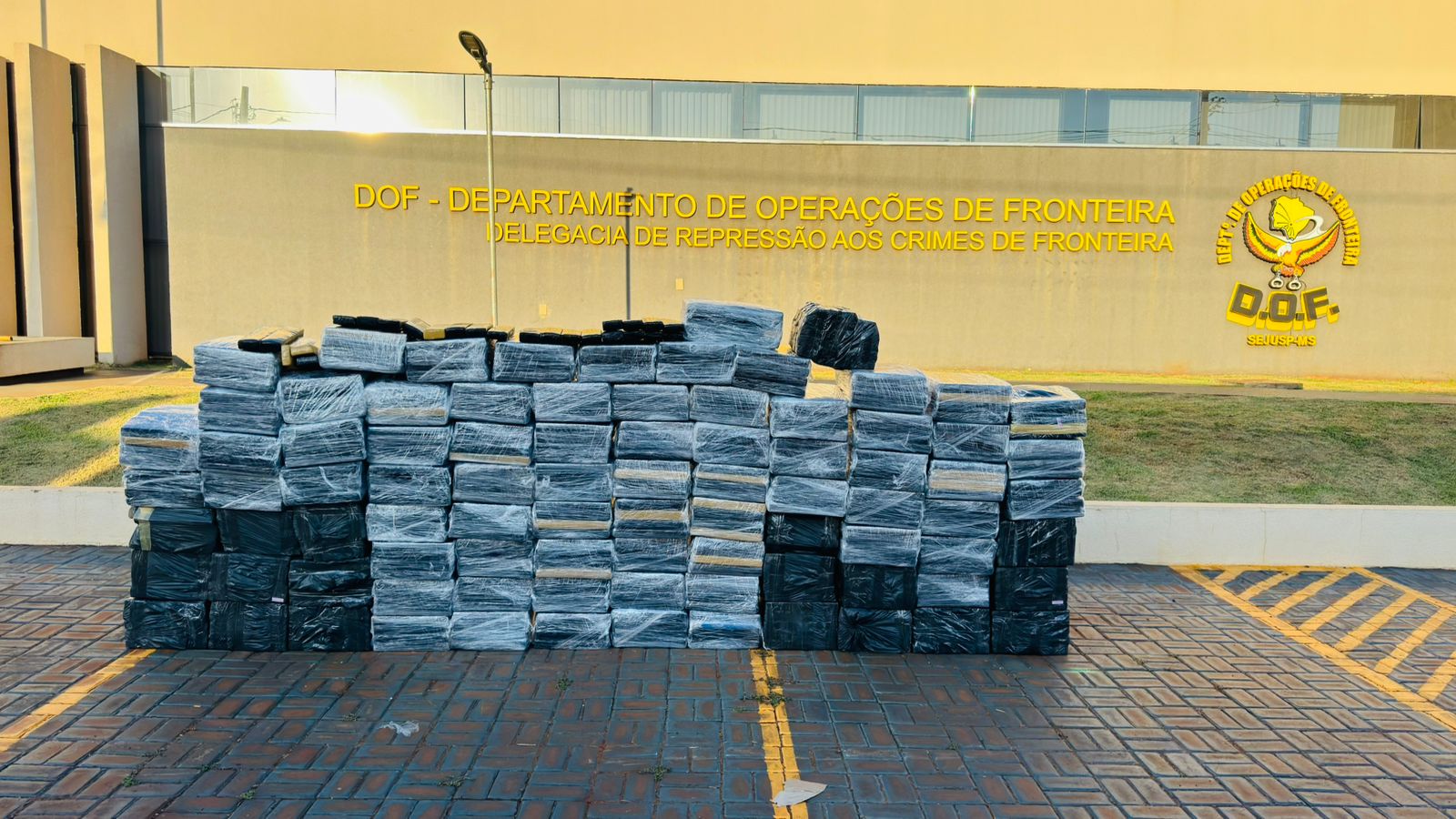DOF apreende quase duas toneladas de maconha escondidas em carga de óleo de soja DOF apreende quase duas toneladas de maconha escondidas em carga de óleo de soja